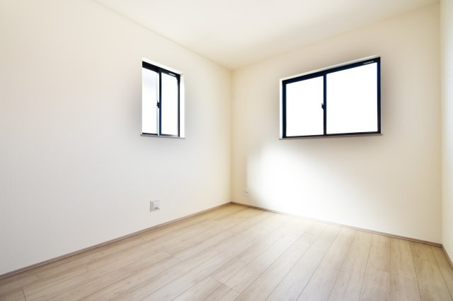 伊奈町栄四丁目76番　全1棟の洋室|洋室②：2面採光で実面積以上の広がりを感じる約5.2帖の洋室。子供部屋やテレワークスペースにおすすめなサイズ感です。ナチュラルなフローリングと白壁のコントラストが、明るく集中力を高める空間を演出。