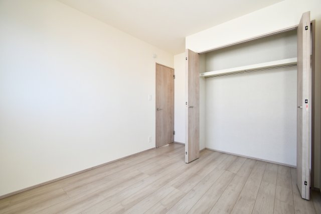 伊奈町栄四丁目76番　全1棟の洋室|洋室②：お部屋を有効に使えるワイドなクローゼット付き。衣類から季節物までスッキリ収まるため、居室部分に家具を最小限に抑えられ広々と過ごせます。自分らしいレイアウトを自由に楽しめる使い勝手の良い一室。