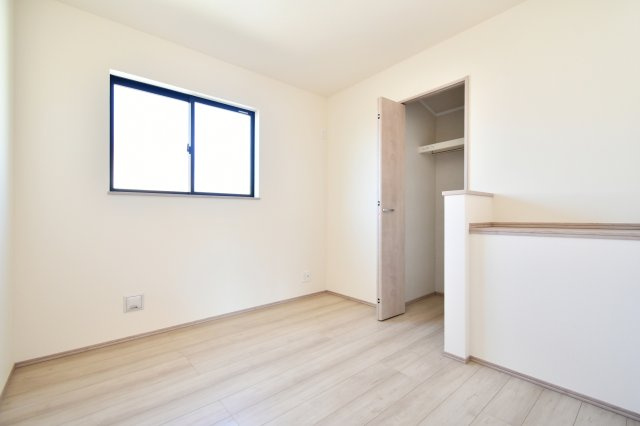 伊奈町栄四丁目76番　全1棟の洋室|洋室③：限られた空間を賢く使う約4.5帖の洋室。2面採光により圧迫感を抑え、心地よい明るさを確保。自分だけの趣味部屋や、静かに作業に没頭できるワークスペースとしておすすめなプライベート空間です。