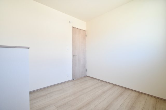 伊奈町栄四丁目76番　全1棟の洋室|洋室③：クローゼットに加え、その横には便利な固定棚付き。本棚や小物置きとして活用でき、家具を買い足さなくてもスッキリ片付く、機能性に優れたスマート設計です。