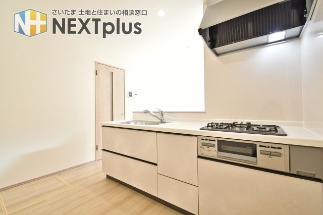 伊奈町栄四丁目76番　全1棟の玄関|光が差し込む明るい玄関ホール。膨張色の淡い木目と小窓の配置により、実面積以上の開放感を創出しています。廊下から各居室へ繋がる無駄のない動線は、忙しい朝もスムーズ。清潔感ある白壁が空間を優しく包みます。