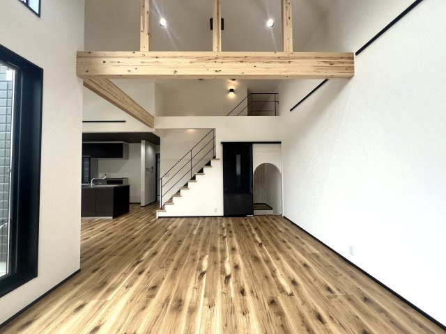 最早建売ではない。。夢のガレージハウスでダンスバトルもイケる！まったりBBQで肉も焼ける！駐車場だけじゃもったいない！な、【戸塚区上矢部町新築戸建て】の居間・リビング|ゆったりとしたリビングです