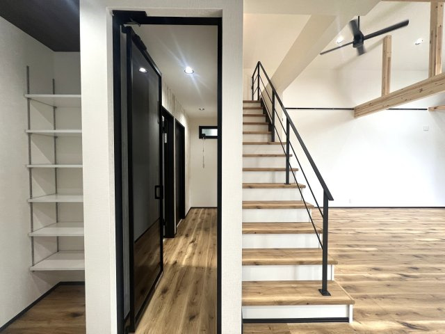 最早建売ではない。。夢のガレージハウスでダンスバトルもイケる！まったりBBQで肉も焼ける！駐車場だけじゃもったいない！な、【戸塚区上矢部町新築戸建て】の内装|おしゃれな内装です