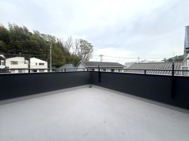 最早建売ではない。。夢のガレージハウスでダンスバトルもイケる！まったりBBQで肉も焼ける！駐車場だけじゃもったいない！な、【戸塚区上矢部町新築戸建て】のバルコニー|バルコニーがあります