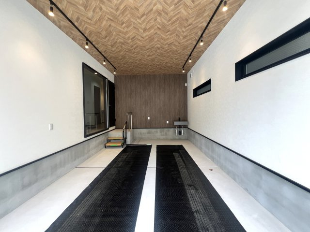 最早建売ではない。。夢のガレージハウスでダンスバトルもイケる！まったりBBQで肉も焼ける！駐車場だけじゃもったいない！な、【戸塚区上矢部町新築戸建て】の駐車場|車をお持ちの方に嬉しい駐車場付きの物件です