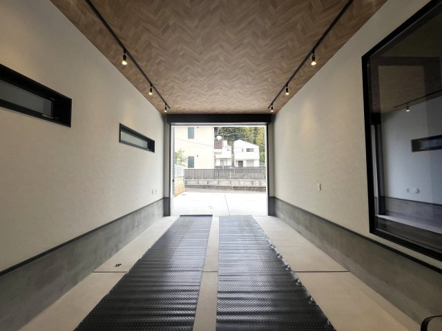 最早建売ではない。。夢のガレージハウスでダンスバトルもイケる！まったりBBQで肉も焼ける！駐車場だけじゃもったいない！な、【戸塚区上矢部町新築戸建て】の駐車場|カースペースがあります