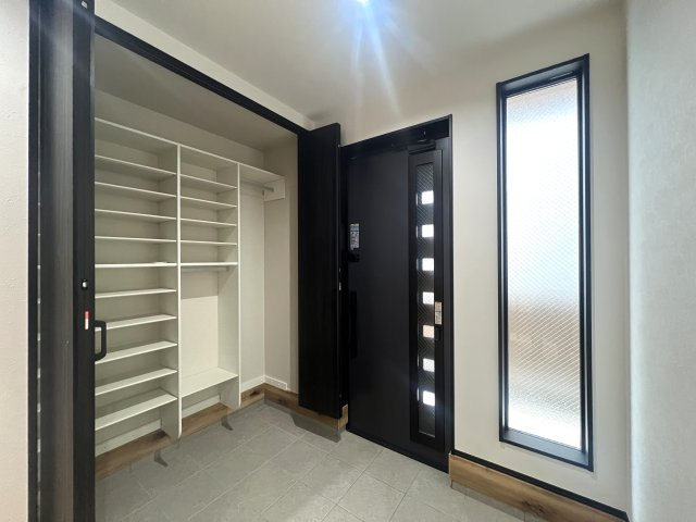 最早建売ではない。。夢のガレージハウスでダンスバトルもイケる！まったりBBQで肉も焼ける！駐車場だけじゃもったいない！な、【戸塚区上矢部町新築戸建て】の玄関|玄関です