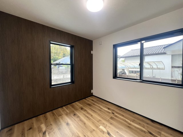 最早建売ではない。。夢のガレージハウスでダンスバトルもイケる！まったりBBQで肉も焼ける！駐車場だけじゃもったいない！な、【戸塚区上矢部町新築戸建て】の洋室|落ち着いた色調の洋室です