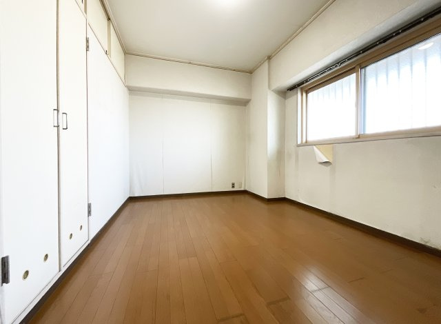 【洋室】 | 向島ニュータウン第3街区A棟 | 玄関に一番近いこちらのお部屋にも、クローゼットがあります。どのお部屋にも収納が完備されているので、お部屋が広く保てますね。