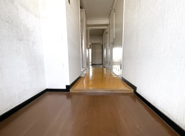 【玄関】 | 向島ニュータウン第3街区A棟 | こちらの棟は《住宅ローン控除》の利用が可能です！向島駅から徒歩3分！色んないいねがある「向島ニュータウン第三街区A棟」をぜひご検討下さい。