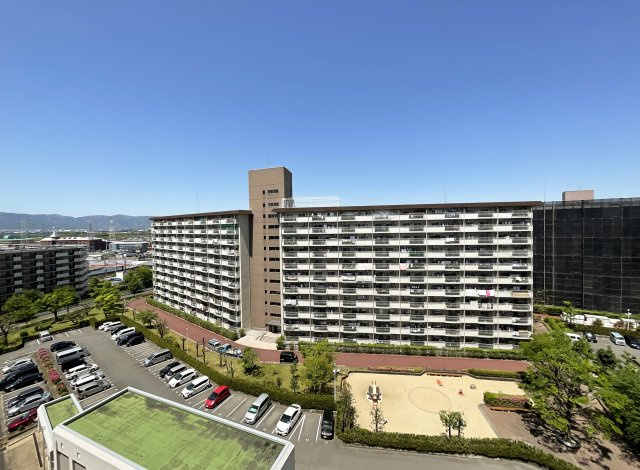【展望】 | 向島ニュータウン第3街区A棟 | 人気の向島秀蓮小中学校エリアで教育面は安心していただけます。また、児童公園や保育機関が徒歩2分以内にあり子育て世代にもお勧めのマンションです。