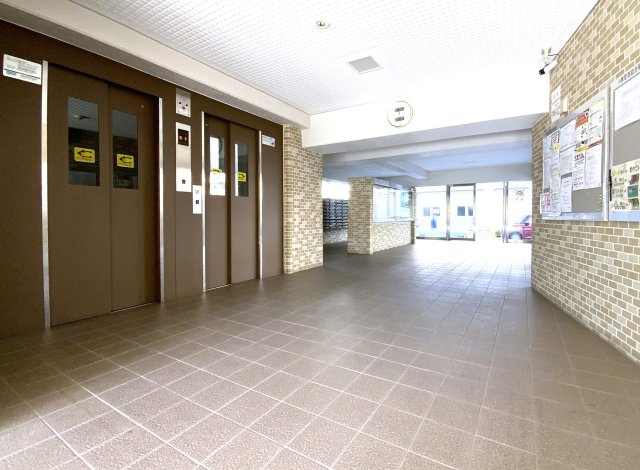 【エントランス】 | 向島ニュータウン第3街区A棟 | ゴミ捨て場も24時間開放されており、忙しい朝の支度も慌てる事なく助かります。