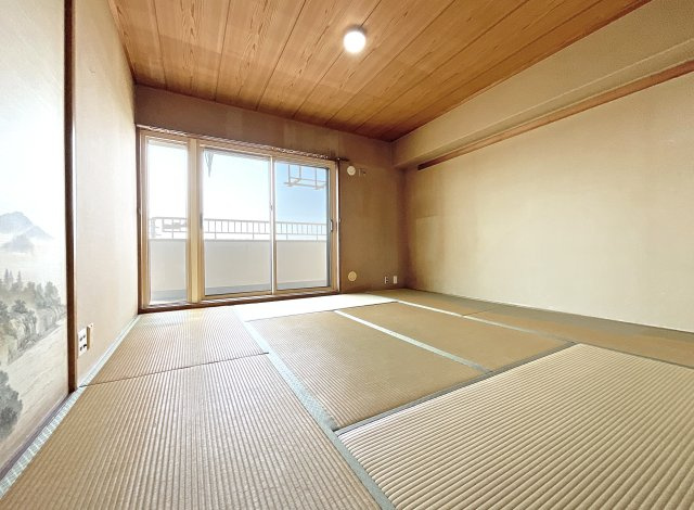 【和室】 | 向島ニュータウン第3街区A棟 | 南側にバルコニーがあり明るいお部屋。「断熱性が高い」「結露しにくい」「紫外線をカットする」など暮らしやすい複層ガラスを使用しています。