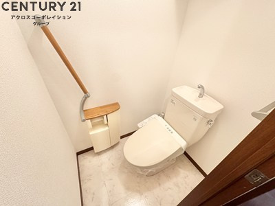 シンプルで掃除のしやすいトイレです♪
