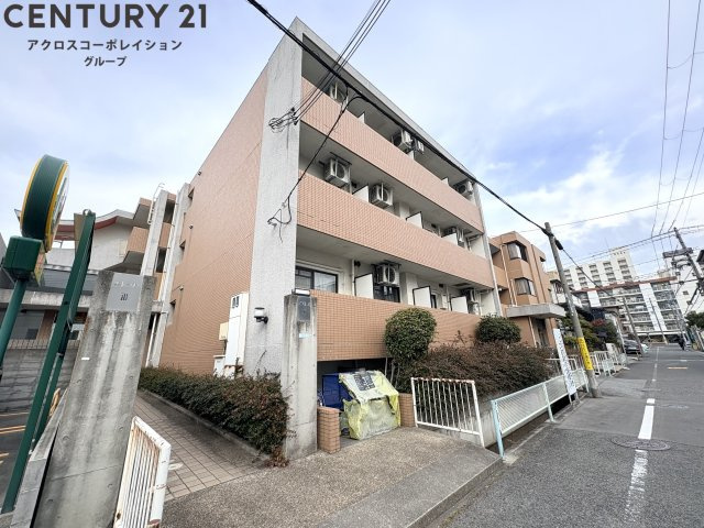 オートロックで外部の人間が簡単に出入りできないため安心です。