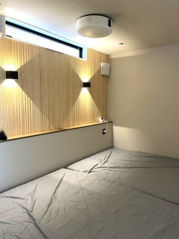 設計士と考えた住まい　築浅中古一戸建の洋室|主寝室です。センス良くライトアップされ光を取り込みます
間接的な光はゆっくりくつろげて眠りの世界へ導きます。
