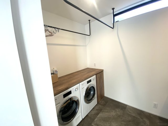 設計士と考えた住まい　築浅中古一戸建のランドリースペース|ドラムの洗濯機がピッタリと２台収まるスペースを確保。室内の物干しも充実しています。