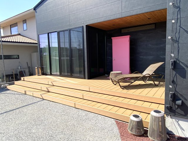 設計士と考えた住まい　築浅中古一戸建の庭|広大なウッドデッキスペースで、アウトドアの趣味も充実。お子様も毎日が楽しみなお庭です。