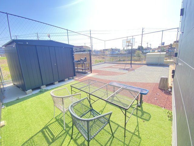 設計士と考えた住まい　築浅中古一戸建の庭|バスケットリングや、ウッドデッキ、バーベキューセット等、エンジョイライフスペース！