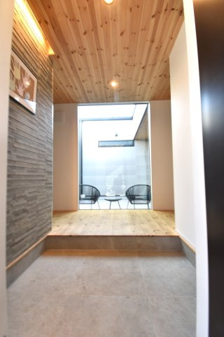 設計士と考えた住まい　築浅中古一戸建の玄関|玄関正面が中庭！
たっぷり収納できるシューズインクローゼットで玄関もスッキリ！
靴はもちろん、コート類やアウトドア用品等アクティブに使用が可能です。カギはスマートキーで防犯面も充実しています。