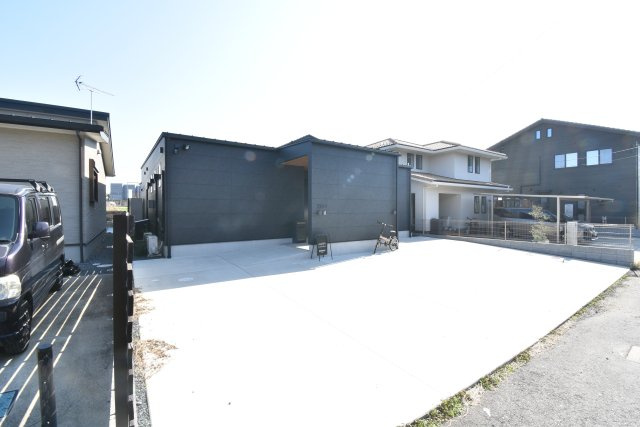 設計士と考えた住まい　築浅中古一戸建の前面道路含む現地写真|ゆとりある広さですので、ご友人が来られても気兼ねなく止めてもらえます。