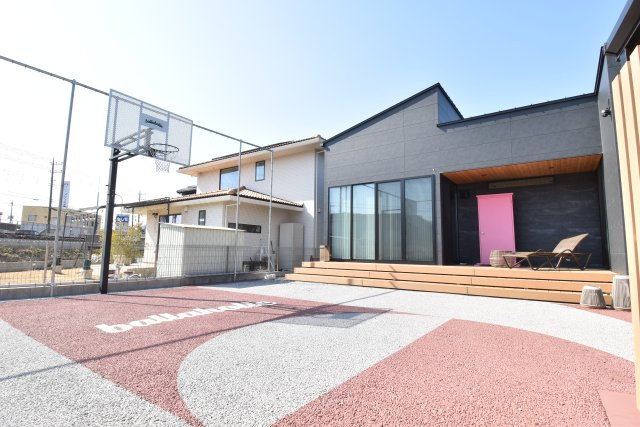 設計士と考えた住まい　築浅中古一戸建の庭|バスケットリングや、ウッドデッキ、バーベキューセット等、エンジョイライフスペース！