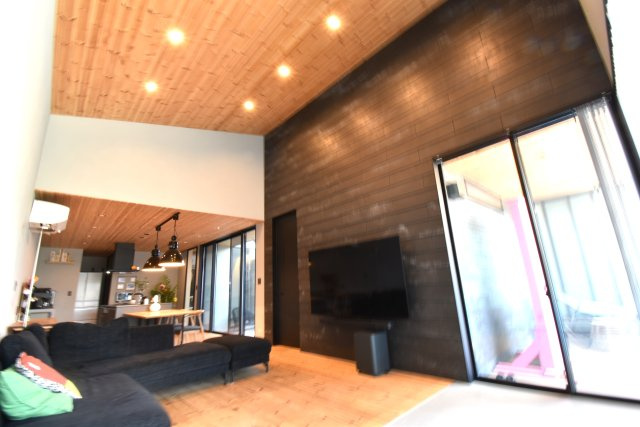 設計士と考えた住まい　築浅中古一戸建の居間・リビング|ナチュラルな色合いのLDKは家族が自然と寛げる場所にピッタリです。壁に使用しているのはSOLIDO。コンクリートでもなく、石でもなく、タイルでもない。不思議な素材感がかっこいい。