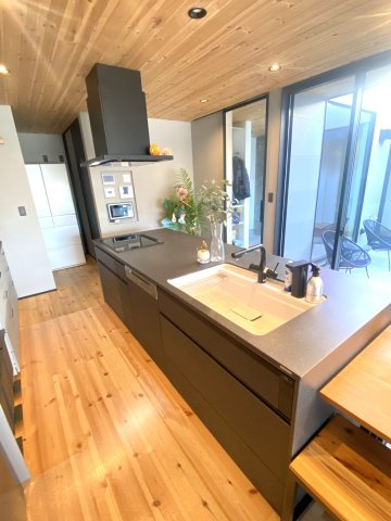 設計士と考えた住まい　築浅中古一戸建のキッチン|ゆとりあるキッチンスペース。アイランドキッチンからはご家族がくつろダイニング。リビングスペース、お子様部屋も中庭を通してご覧いただけます。ゆったりした空間の中お寛ぎいただけます。
