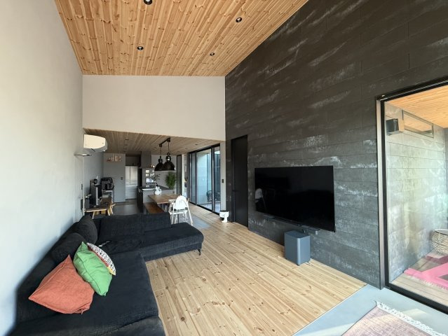 設計士と考えた住まい　築浅中古一戸建の居間・リビング|リビング～キッチンまで、料理中や後片づけの間も会話が楽しめ、家族に一体感が生まれます。食事の後片付けもラクラクの食洗機つき♪
２方向に動ける動線も奥様の家事にゆとりが生まれます。