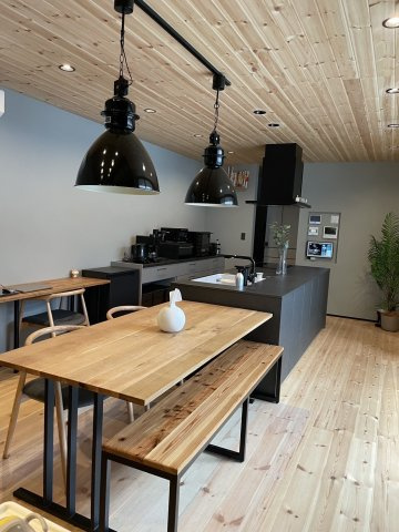 設計士と考えた住まい　築浅中古一戸建のキッチン|キッチン後ろも充分なスペースを確保。カップボードに電子レンジや炊飯器がキッチリ収まります。
