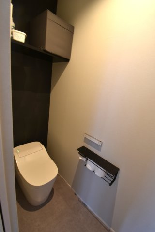 設計士と考えた住まい　築浅中古一戸建のトイレ|平屋ではありながら、２ヶ所にトイレを設置。
毎日使う空間と機能だから、いつまでも清潔なスペースであってほしいのがトイレです。掃除がしやすいタンクレスのトイレです。
