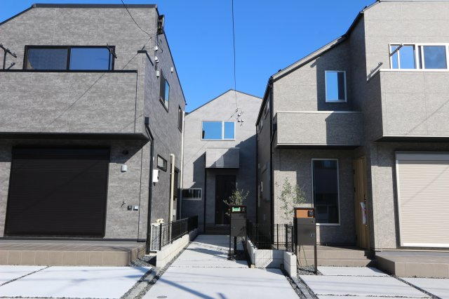 小平市小川東町Ⅳ期の外観|2階リビングにより、外からの視線が気にならないプライバシー性の高い空間です。