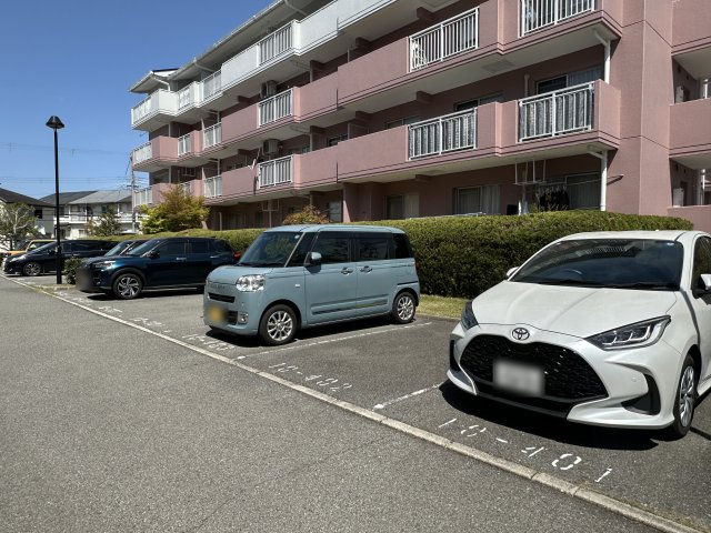 ウェル・メロード狩場台9号棟の駐車場