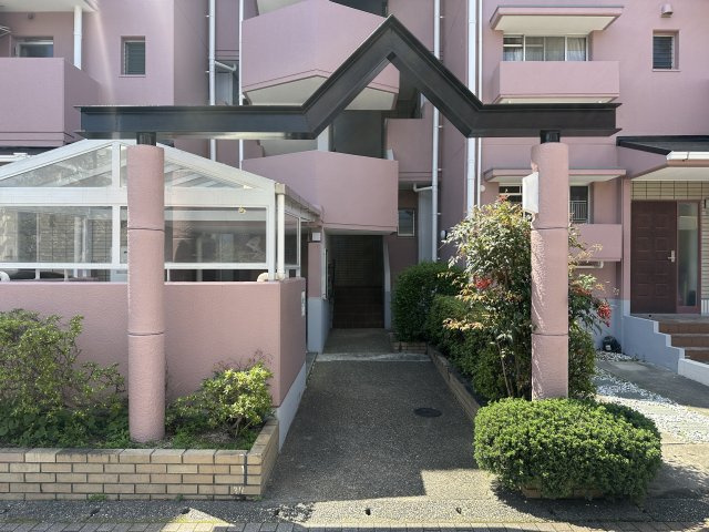 ウェル・メロード狩場台9号棟のエントランス