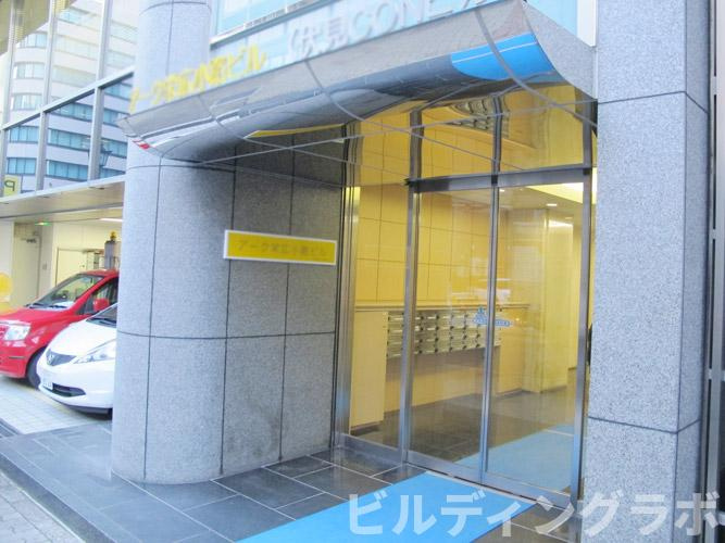 アーク栄広小路ビルのエントランス