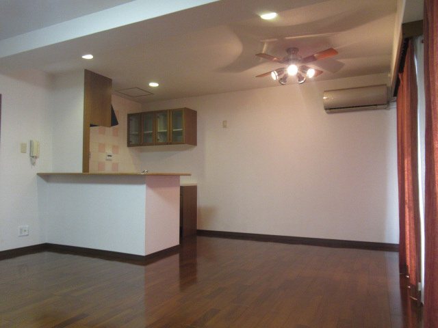 姫路市塩町の賃貸マンションの居間・リビング