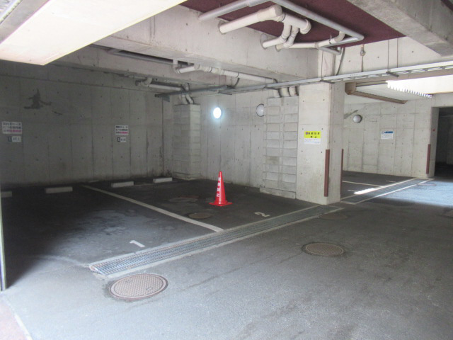 姫路市塩町の賃貸マンションの駐車場