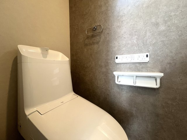 皆様、物件の問い合わせをするときの決め手って何ですか？立地？設備？駐車場？色々あると思いますが、ココも候補に入れてイイと思うんです。いや、マジで！な、【港南区日限山４丁目新築戸建】のトイレ|落ち着いた色調のトイレです