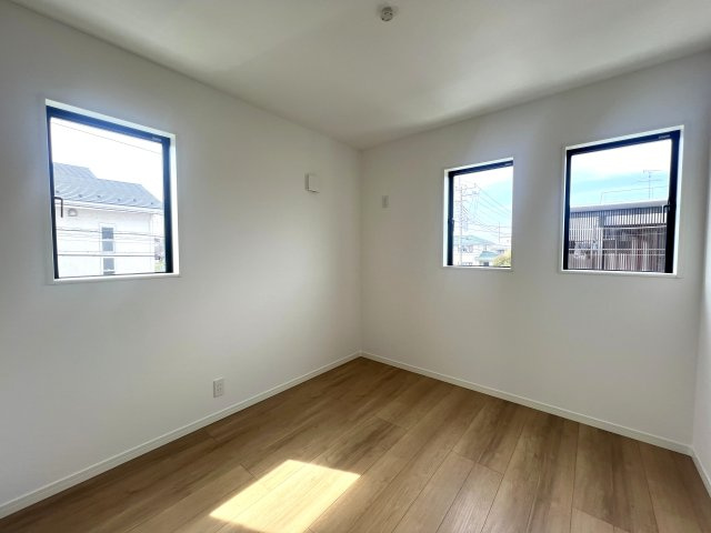 皆様、物件の問い合わせをするときの決め手って何ですか？立地？設備？駐車場？色々あると思いますが、ココも候補に入れてイイと思うんです。いや、マジで！な、【港南区日限山４丁目新築戸建】の洋室|明るい洋室です