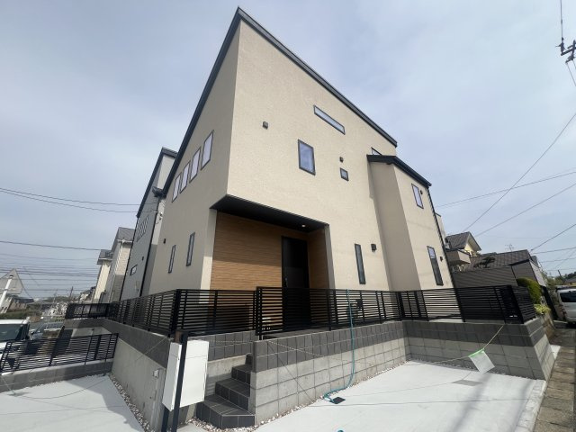 皆様、物件の問い合わせをするときの決め手って何ですか？立地？設備？駐車場？色々あると思いますが、ココも候補に入れてイイと思うんです。いや、マジで！な、【港南区日限山４丁目新築戸建】