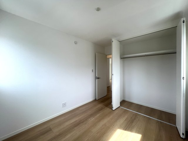 皆様、物件の問い合わせをするときの決め手って何ですか？立地？設備？駐車場？色々あると思いますが、ココも候補に入れてイイと思うんです。いや、マジで！な、【港南区日限山４丁目新築戸建】の洋室|きれいな洋室です