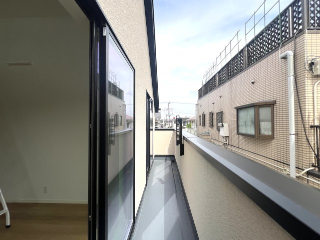 皆様、物件の問い合わせをするときの決め手って何ですか？立地？設備？駐車場？色々あると思いますが、ココも候補に入れてイイと思うんです。いや、マジで！な、【港南区日限山４丁目新築戸建】のバルコニー|バルコニーがあります