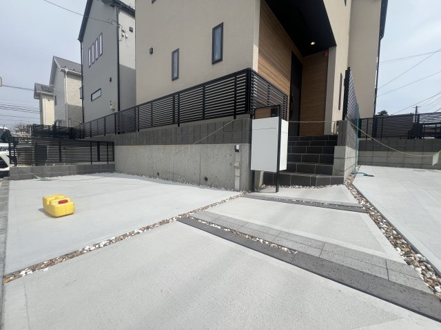 皆様、物件の問い合わせをするときの決め手って何ですか？立地？設備？駐車場？色々あると思いますが、ココも候補に入れてイイと思うんです。いや、マジで！な、【港南区日限山４丁目新築戸建】の駐車場|カースペースがあります
