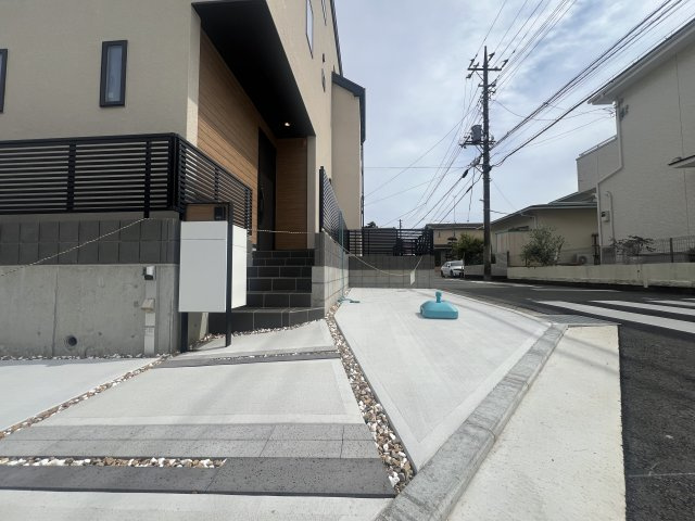 皆様、物件の問い合わせをするときの決め手って何ですか？立地？設備？駐車場？色々あると思いますが、ココも候補に入れてイイと思うんです。いや、マジで！な、【港南区日限山４丁目新築戸建】の駐車場|車をお持ちの方に嬉しい駐車場付きの物件です