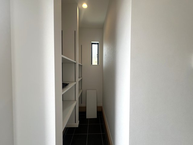 皆様、物件の問い合わせをするときの決め手って何ですか？立地？設備？駐車場？色々あると思いますが、ココも候補に入れてイイと思うんです。いや、マジで！な、【港南区日限山４丁目新築戸建】の収納|大きなものも収納できそうです