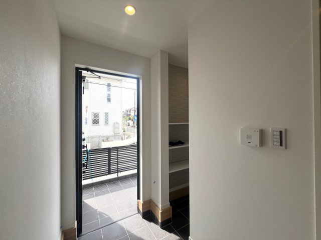 皆様、物件の問い合わせをするときの決め手って何ですか？立地？設備？駐車場？色々あると思いますが、ココも候補に入れてイイと思うんです。いや、マジで！な、【港南区日限山４丁目新築戸建】の玄関|明るい玄関です