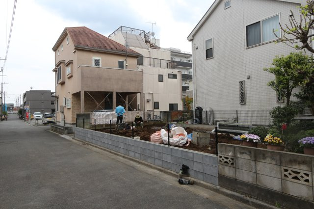 【Livele Garden.S】小平市小川東町４期の外観|キッチン横には便利なパントリーを設計。食品や飲料のほか、日常使う頻度の少ない調理器具や什器類をストックするために便利な収納庫です。