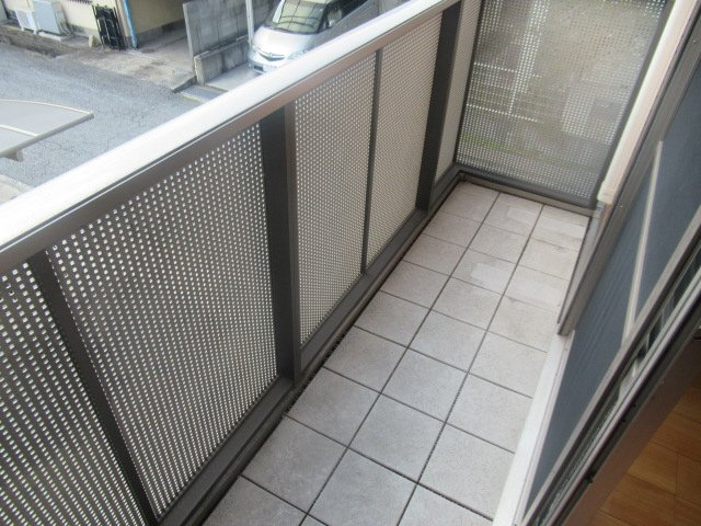 姫路市広畑区小松町３丁目のハイツのバルコニー