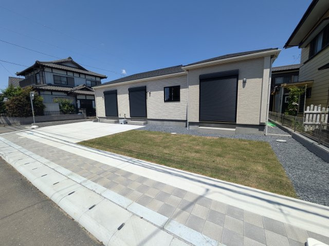 土浦市天川1丁目　3期　新築戸建て2号棟の前面道路含む現地写真|現地完成済で建物や駐車場、お庭も全てご覧いただけます。。
本日のご見学も可能です♪
お気軽にお電話またはお問い合わせください。