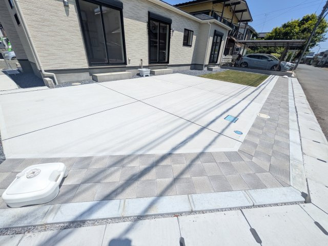 土浦市天川1丁目　3期　新築戸建て2号棟の駐車場|駐車3台可能で、出し入れしやすいゆとりのカースペース。
月々の駐車場代が不要な点も大きな魅力です。